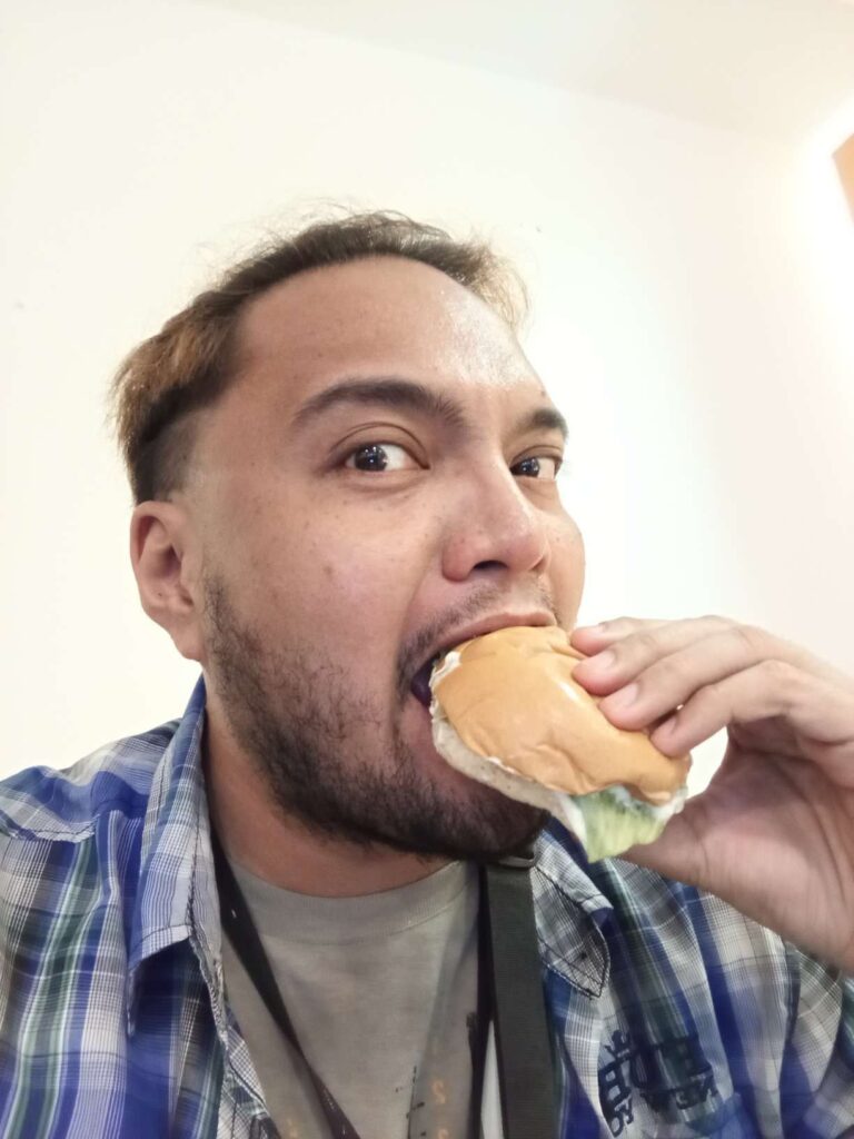 Lunch with Jollibee Crunchy Chicken Sandwich at i3 building Cebu IT Park.